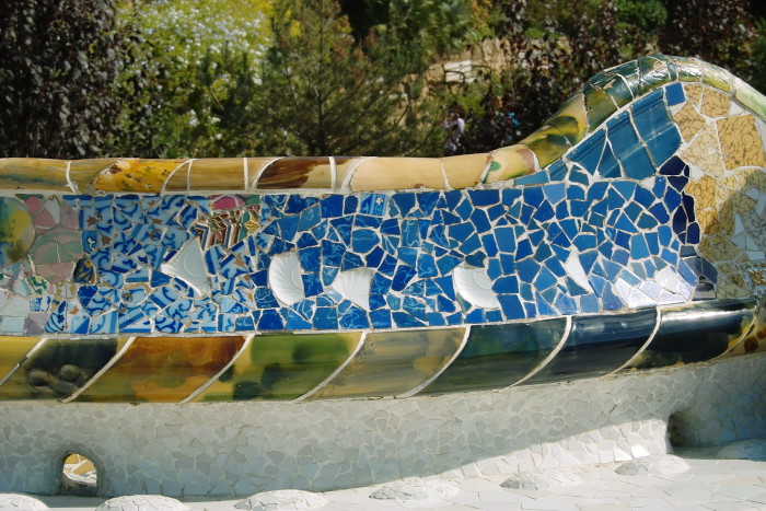 Trencadis-Mosaike mit Teller der langen Bank vom Hauptplatz des Park Güell