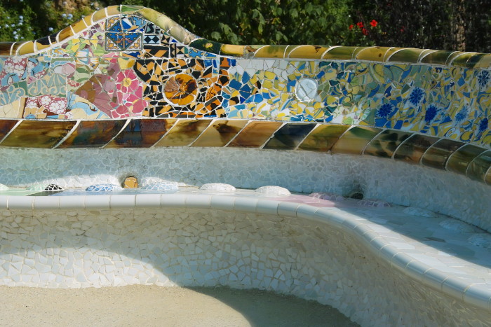 farbenfrohe Trencadis-Mosaike der langen Bank vom Hauptplatz des Park Güell