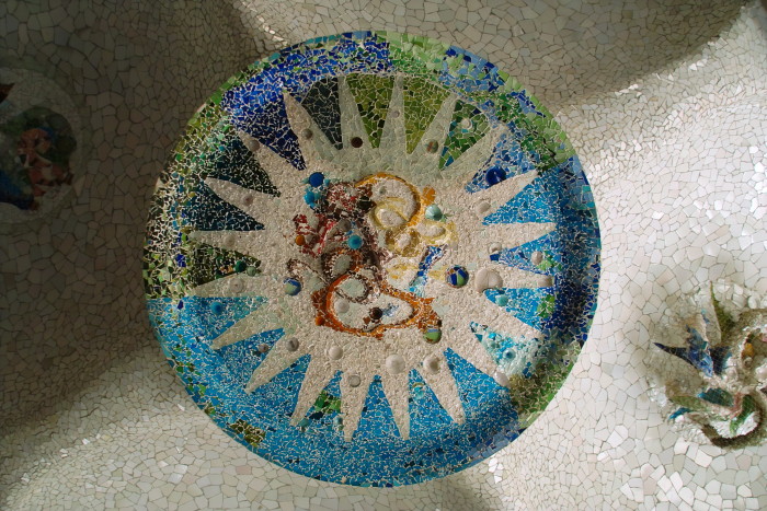 Sonnenmosaik in der Säulenhalle im Park Güell