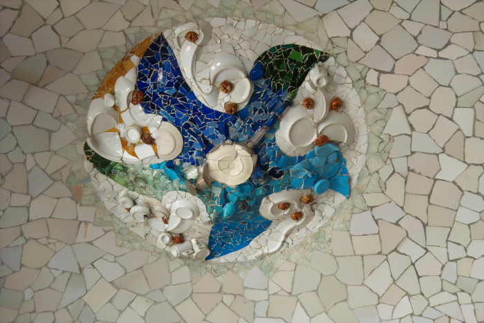 Sonnenmosaik in der Säulenhalle im Park Güell