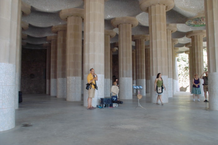 Musiker in der Säulenhalle im Park Güell