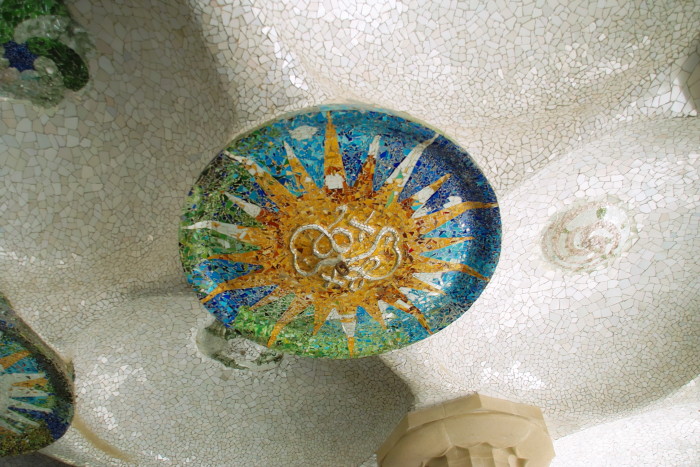 Sonnenmosaik in der Säulenhalle im Park Güell