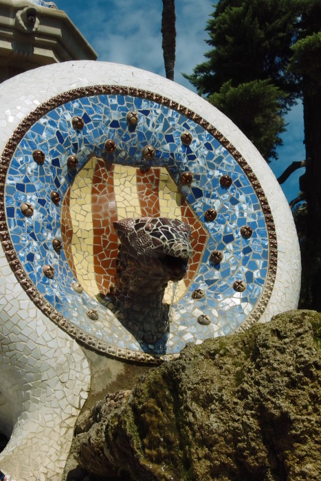 Brunnen mit Schlagenkopf  im Park Güell