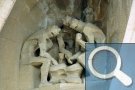würfelnde Soldaten um den Mantel Jesu in der Passionsfassade der Sagrada Família