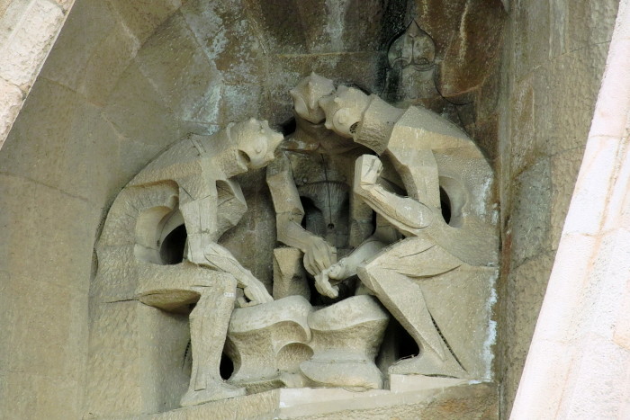 würfelnde Soldaten um den Mantel Jesu in der Passionsfassade der Sagrada Família