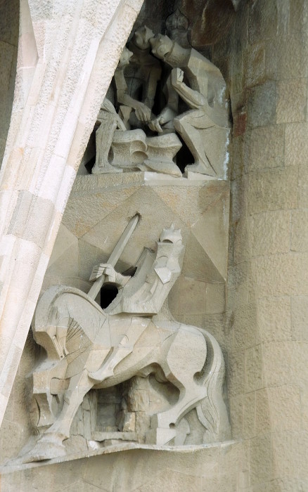 Longinus unterhalb würfende Soldaten in der Passionsfassade der Sagrada Família