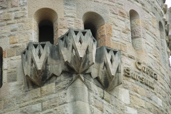 Balkone der Türme in Sagrada Família mit Inschrift "Sursum Corda"