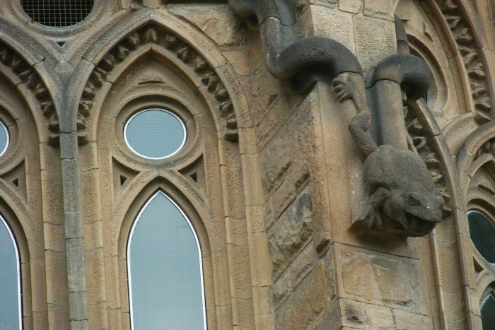 Fabelwesen und Co an den Wänden der Sagrada Família