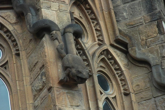 Frösche, Fabelwesen und Co an den Wänden der Sagrada Família