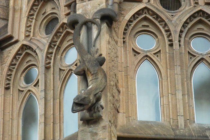 Echsen, Fabelwesen und Co an den Wänden der Sagrada Família