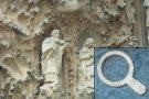 Die Weihnachtsfassade der Sagrada Família - musizierende Engel mit Geige und Laute