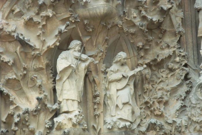 Die Weihnachtsfassade der Sagrada Família - musizierende Engel mit Geige und Laute