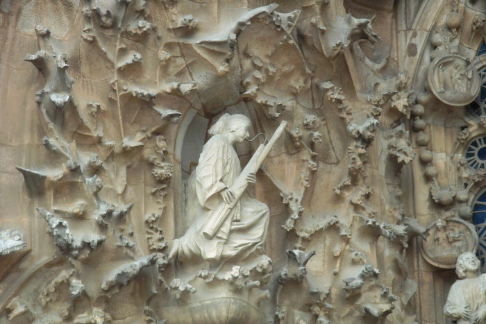 Die Weihnachtsfassade der Sagrada Família - musizierender Engel mit Fagott