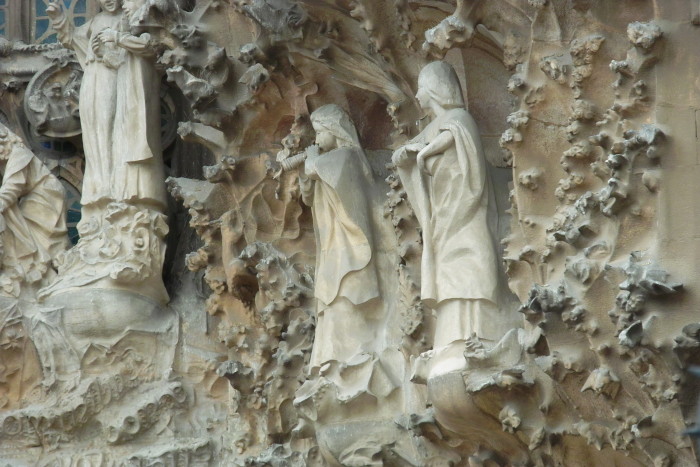 Weihnachtsfassade der Sagrada Família - musizierende Engel mit Schalmei und Trommel
