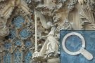 Weihnachtsfassade der Sagrada Família - musizierender Engel mit Harfe