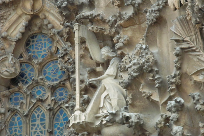 Weihnachtsfassade der Sagrada Família - musizierender Engel mit Harfe
