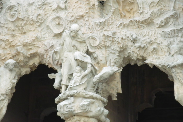 Maria und Josef mit Kind in Weihnachtsfassade der Sagrada Família