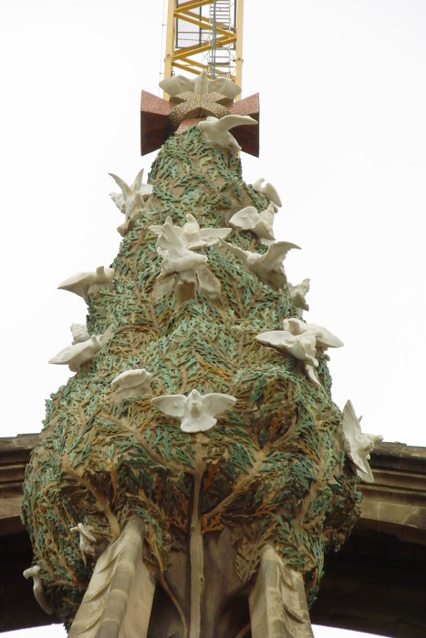 Lebensbaum über der Weihnachtsfassade der Sagrada Família