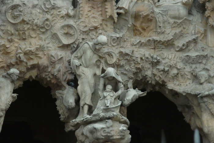 Ochs, Esel, Maria und Josef mit Kind in Weihnachtsfassade der Sagrada Família