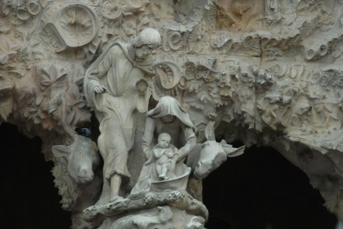 Maria und Josef mit Kind in Weihnachtsfassade der Sagrada Família - pax bonae voluntatis