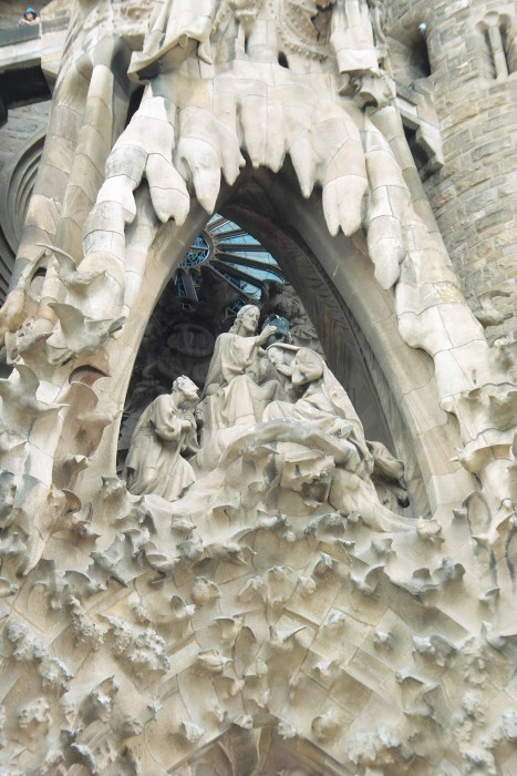 Krönung Mariens in der Weihnachtsfassade der Sagrada Família