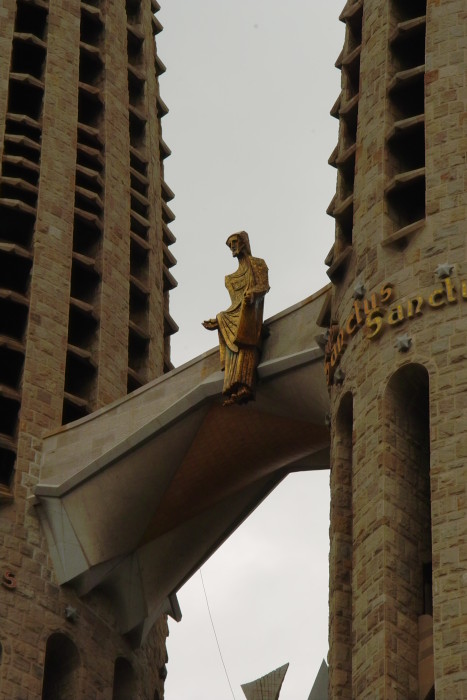 Sagrada Família - der auferstandene Christus als goldene Figur über der Passionsfassade