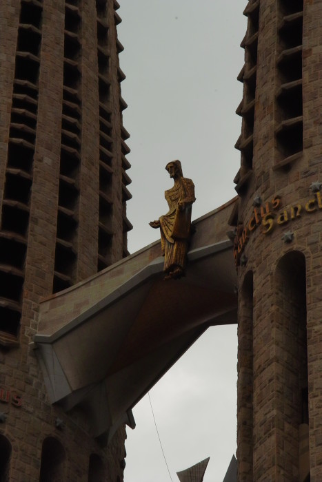 Sagrada Família - der auferstandene Christus als goldene Figur über der Passionsfassade