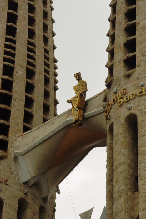 Sagrada Família - der auferstandene Christus als goldene Figur über der Passionsfassade