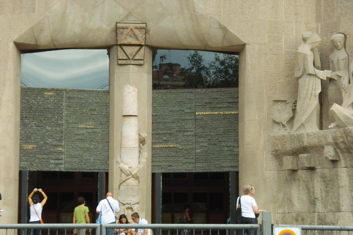 Sagrada Família - Passionsgeschichte auf Katalonisch auf der Tür der Passionsfassade