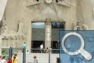 Sagrada Família - Passionsgeschichte auf Katalonisch auf der Tür der Passionsfassade