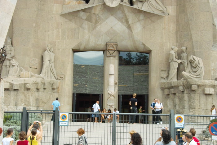 Sagrada Família - Passionsgeschichte auf Katalonisch auf der Tür der Passionsfassade