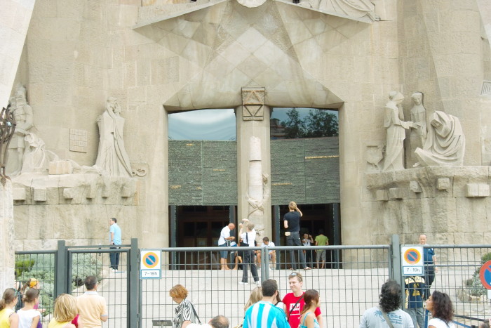 Sagrada Família - Passionsgeschichte auf Katalonisch auf der Tür der Passionsfassade