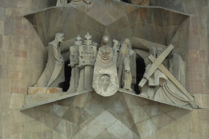 Veronika mit Schweißtuch auf der Passionsfassade der Sagrada Família